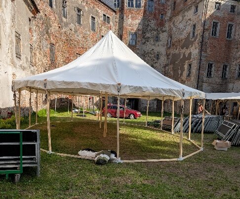 Historický stan šapitó 8x12 m postavený na nádvoří