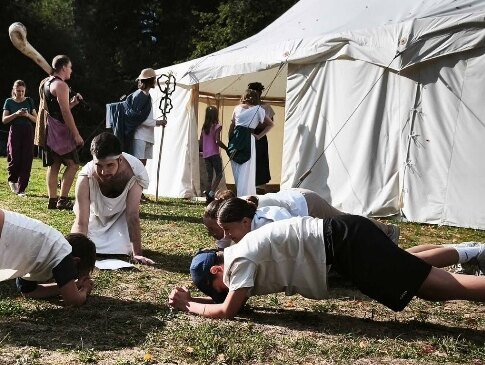 Děti na táboře před nůžkovým stanem
